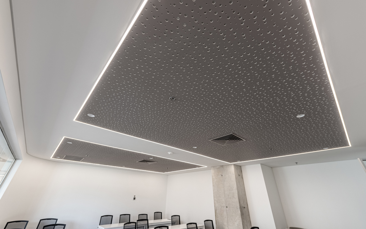 Eficiencia e Innovación en las Oficinas de Tigo Medellín con Soluciones Drywall Gyplac