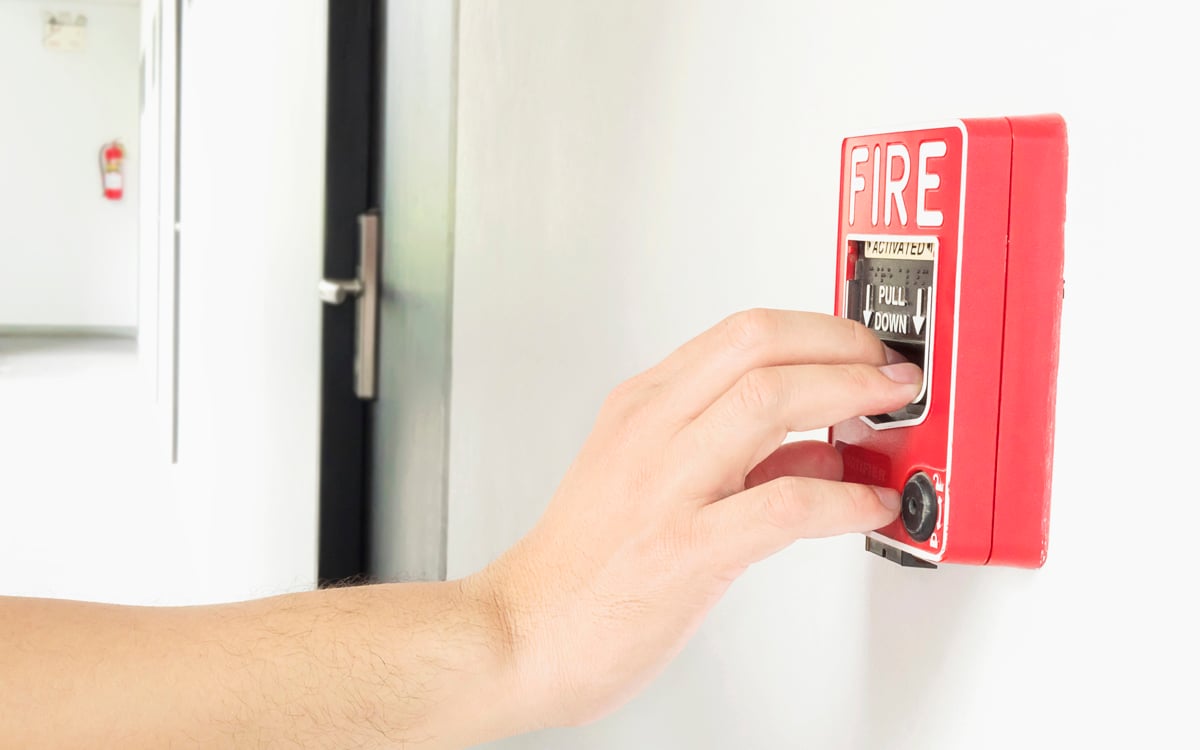 hombre-llegando-su-mano-empujar-estacion-mano-alarma-incendio.jpg