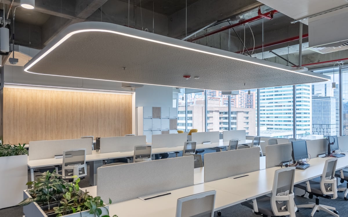 Eficiencia e Innovación en las Oficinas de Tigo Medellín con Soluciones Drywall Gyplac